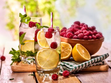 Ahşap kurullarında mohito ve kireç ile gözlük olduğunu.