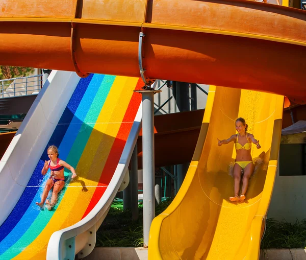 Crianças em slide no parque aquático . — Fotografia de Stock