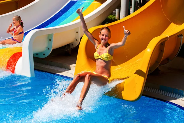 Enfant sur toboggan aquatique à aquapark montrer pouce vers le haut . — Photo