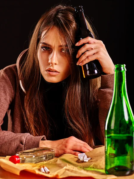 在抑郁喝酒的女孩。喝酒的习惯. — 图库照片
