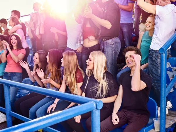 Aficionados a las olimpiadas deportivas cantando en tribunas . — Foto de Stock