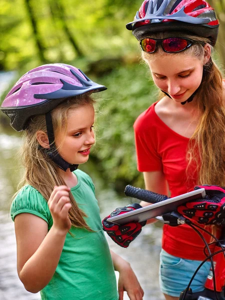 Дети с планшетным компьютером ездят на велосипеде по интернет-карте . — стоковое фото