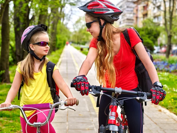 Girls children cycling on yellow bike lane. — Stock Photo, Image