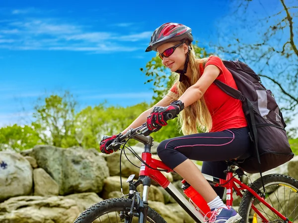 Bicicletas de ciclismo menina no parque . — Fotografia de Stock