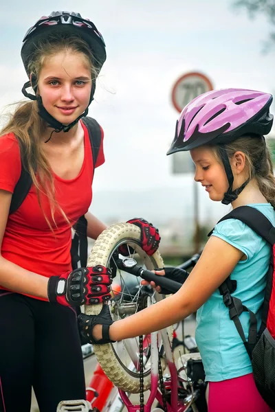 여자 어린이 가족 자전거 펌프 자전거 타이어. — 스톡 사진