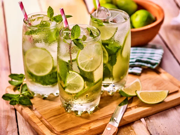 On wooden boards is glasses with mohito and knife. — Stock Photo, Image