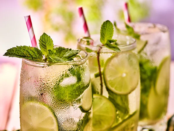 Em tábuas de madeira óculos com mohito e colher gelo . — Fotografia de Stock