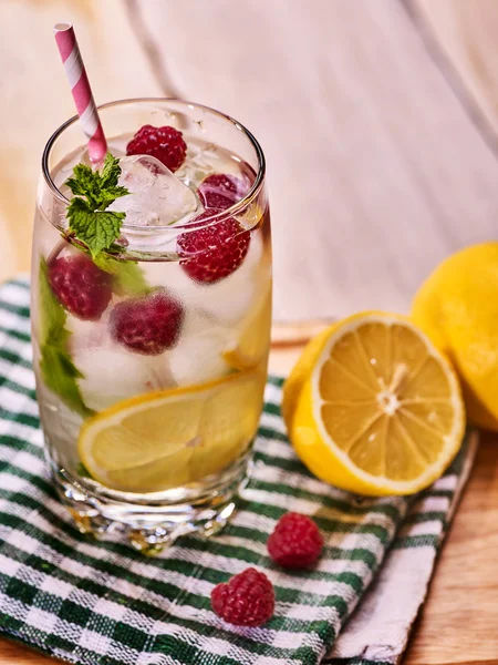 Mojito de framboesa com cubos de vidro de gelo . — Fotografia de Stock