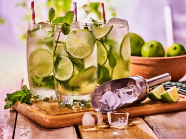 Ahşap Komiteler gözlük mohito ve Kepçe buz ile.