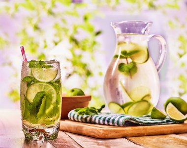 Cam sürahi şeffaf içki ile ahşap geçerli.