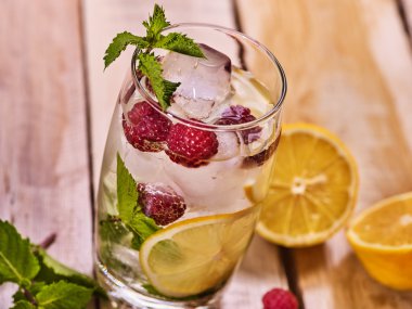 Ahşap panoları gözlük ile Ahududu mojito ve buz küpleri.