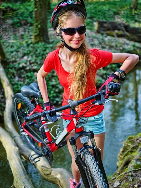 Bicicletas ciclismo chica ciclismo vadeo a través del agua  . — Foto de Stock