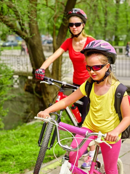 Chicas en bicicleta con mochila ciclismo en carril bici . — Foto de Stock