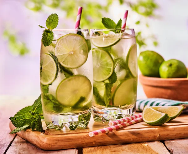 On wooden boards is glass with mohito and lime. — Stock Photo, Image