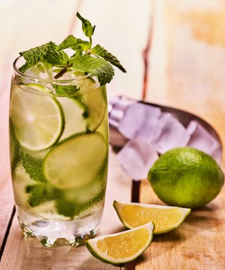 Ahşap kurullarında mohito ve kireç ile camdır.