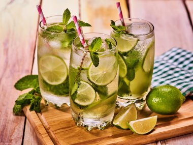 Ahşap kurullarında mohito ve kireç ile gözlük olduğunu.