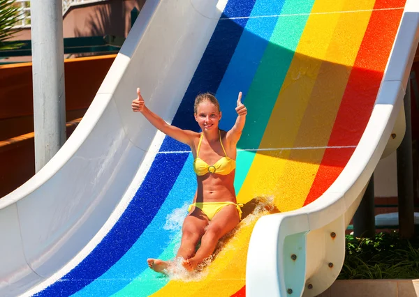 Criança em toboágua em aquapark mostrar polegar para cima . — Fotografia de Stock