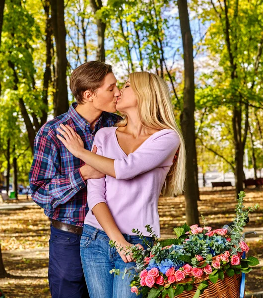 Coppia con bici retrò nel parco — Foto Stock