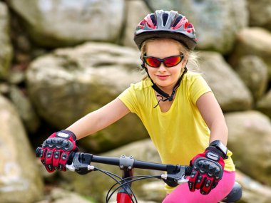 Kız dağlar parkına bisiklet sürmek.