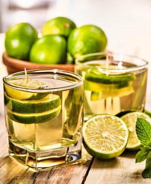 Ahşap kurullarında yeşil mohito içkiyle camdır.