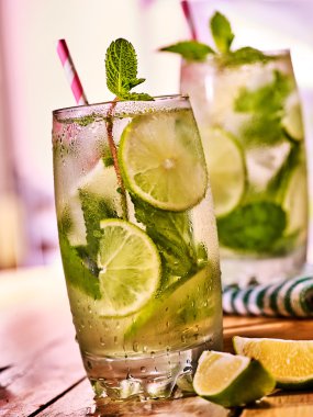 Soğuk mohito ve peçete ahşap Komiteler gözlük.