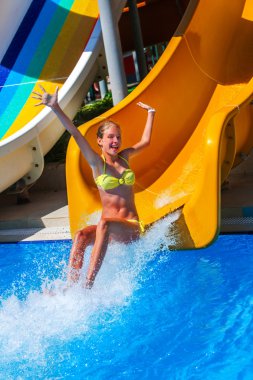 Su kaydırağı aquapark, çocuk başparmak sırıtmak.
