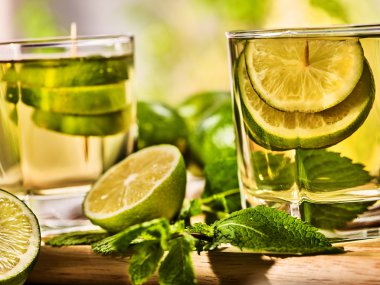 Ahşap kurullarında yeşil şeffaf içkiyle camdır.