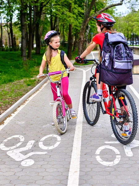 여자 아 이들이 노란색 자전거 차선에 자전거. — 스톡 사진