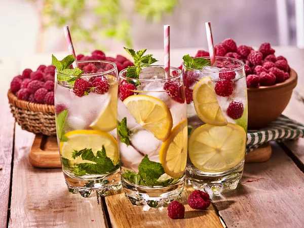 Em tábuas de madeira é óculos com mohito e cal . — Fotografia de Stock