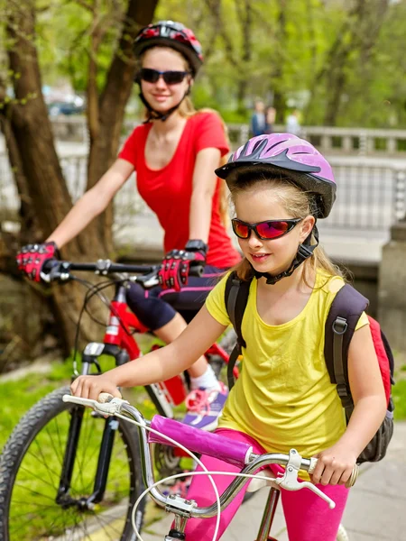 Κορίτσια παιδιά ποδηλασία σε ποδήλατο κίτρινο λωρίδα. — Φωτογραφία Αρχείου