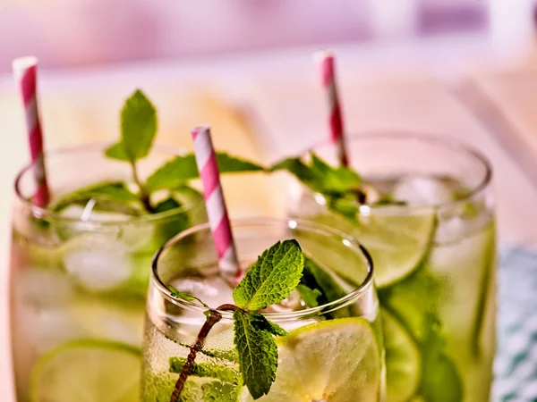 Auf Holzbrettern liegt eine Brille mit Mohito und Messer. — Stockfoto