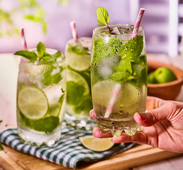 On wooden boards is glasses with mohito and lime. — Stock Photo, Image