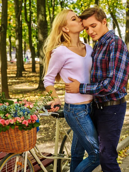 Casal com bicicleta retro no parque — Fotografia de Stock