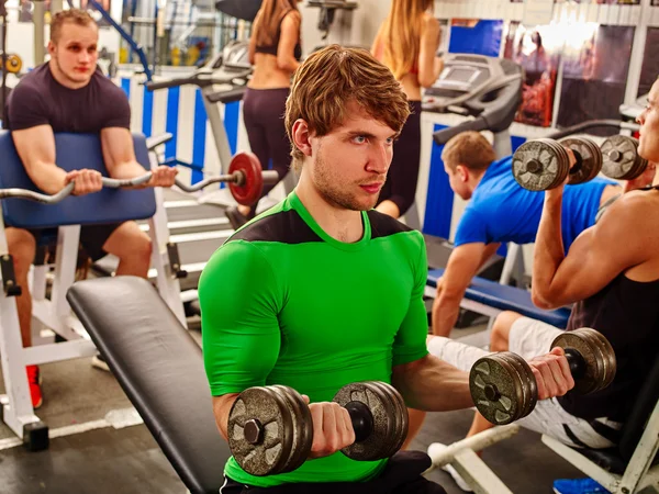 Gruppe von Menschen, die im Fitnessstudio mit Hanteln arbeiten. — Stockfoto