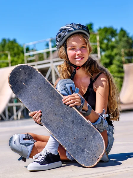 Девочка-подросток катается на его скейтборде — стоковое фото