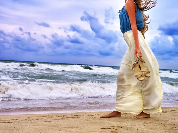 Летняя девушка море взгляд на воду — стоковое фото