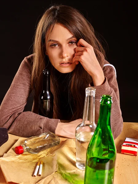 Menina em depressão beber álcool . — Fotografia de Stock