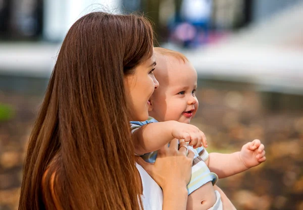 Glad kärleksfull mor och hennes baby utomhus. — Stockfoto