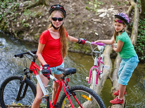 Bicicletas chica ciclismo vadeo a través del agua  . — Foto de Stock