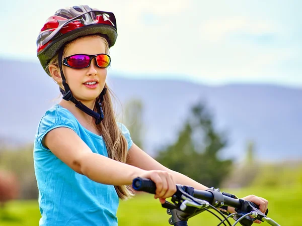 Bicicletas ciclismo chica con casco paseos en bicicleta . — Foto de Stock