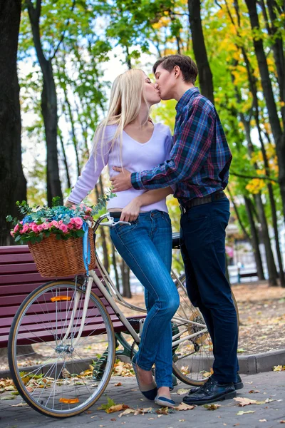 Pareja con bicicleta retro en el parque — Foto de Stock