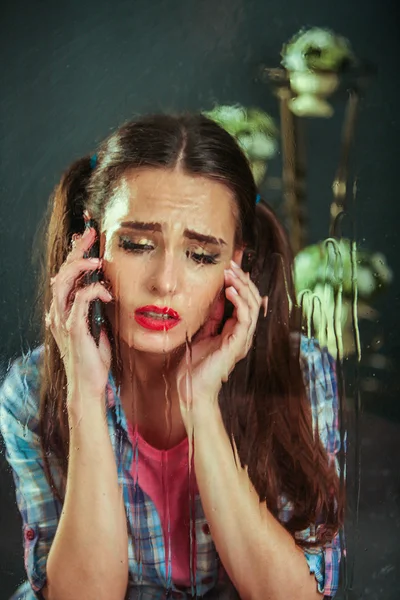 Menina falando no telefone e chorando . — Fotografia de Stock