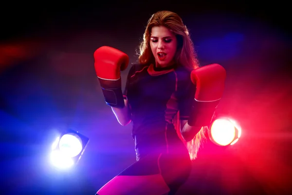 Esportes fitness menina vestindo boxer mitt no ginásio . — Fotografia de Stock