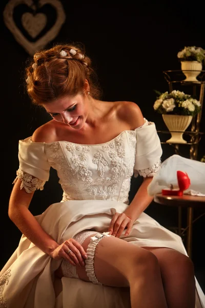 Menina feliz no vestido de noiva . — Fotografia de Stock