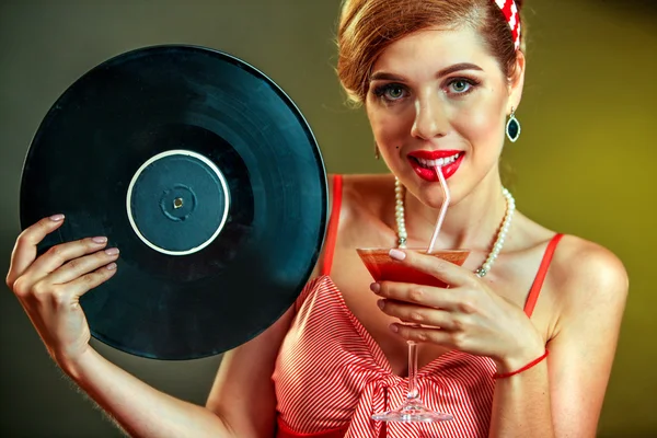 Dívka ve stylu udržuje vinylová deska. — Stock fotografie
