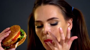 Hamburger yiyen kız.