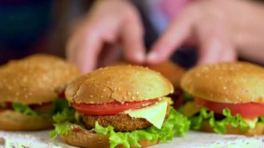 Grup hamburger fast food.