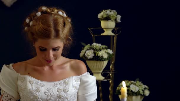 Женщина в свадебном платье в парикмахерской примеряет вуаль . — стоковое видео