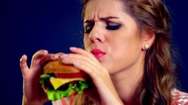 Hamburger yiyen kız.