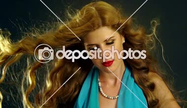 Saç rüzgarda ile kız portresi. Ağır çekim.